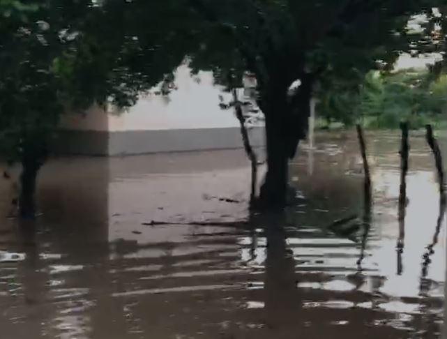 “Con el agua a la rodilla”, pobladores de El Cubulero, Valle, afectados por inundaciones