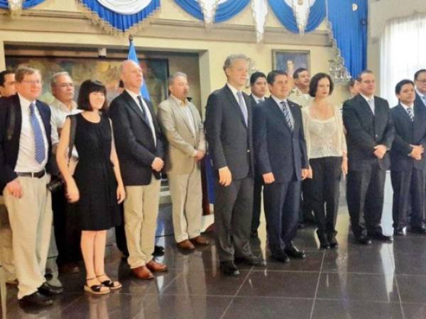 Ejecutivos de National Geographic Society junto al presidente Juan Orlando Hernández y funcionarios del gobierno de Honduras.