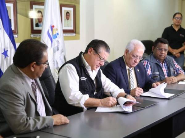 El magistrado David Matamoros y el rector de la UNAH, Francisco Herrera, estamparon su firma en la modificación del convenio.