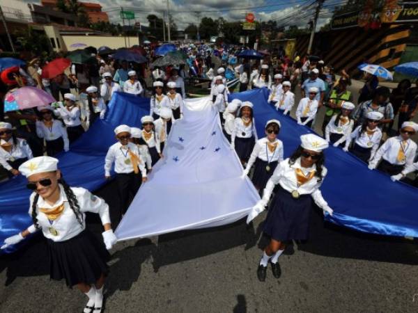 Varios estudiantes del centro educativo Estado de Israel formaron la Bandera Nacional, on tres franjas de tela, dos azules y una blanca con cinco estrellas. Foto: David Romero/ EL HERALDO.