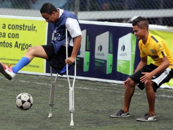 El joven Francisco Lemus intenta anotar un gol durante el entrenamiento que realiza junto al resto del equipo cada domingo (Foto: David Romero/EL HERALDO)