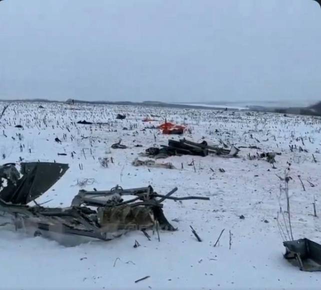 Primeras imágenes del accidente de un avión ruso en el que iban 65 prisioneros ucranianos