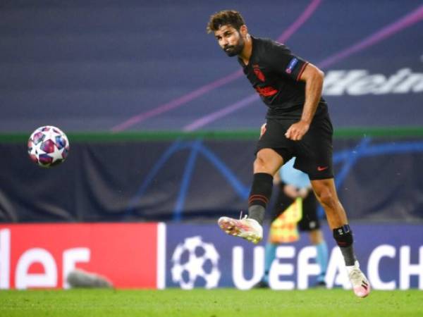 El delantero brasileño Diego Costa, del Atlético de Madrid, patea el balón en el partido de cuartos de final de la Liga de Campeones contra el RB Leipzig, en el estadio José Alvalade en Lisboa, Portugal, el jueves 13 de agosto de 2020. Foto: AP