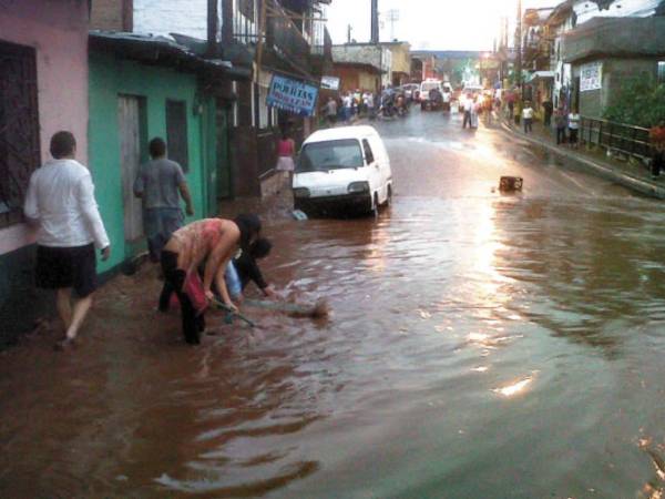 Por unos 50 años los vecinos del sector Los Jucos del barrio Morazán han sufrido por las inundaciones que causa la quebrada La Orejona.