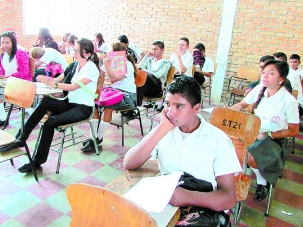 Alumnos en escuela en programa todos podemos avanzar en Danlí.