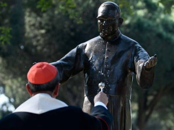 Este sábado fue inaugurada en Roma estatua dedicada a monseñor Romero, el santo de los pobres.