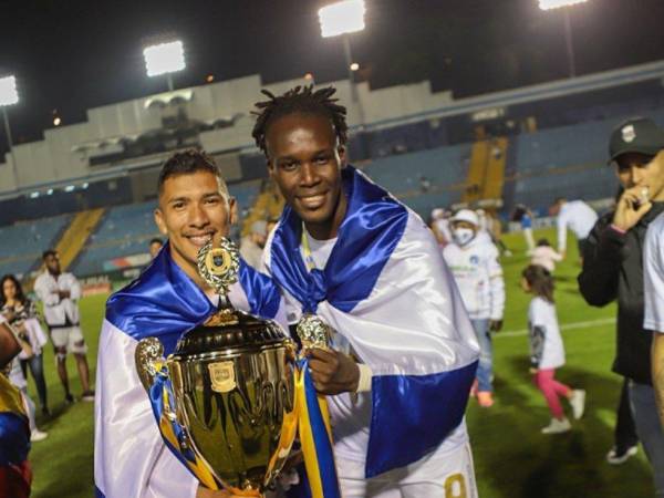 Kevin López y Rubilio Castillo levantan la Copa de liga de Guatemala.