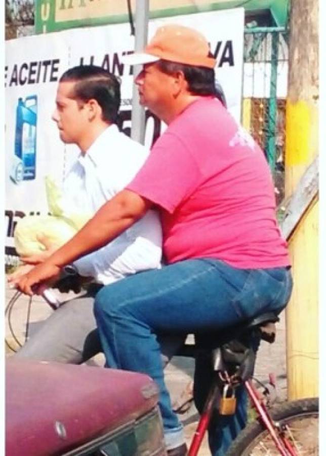 Padre hondureño lleva diariamente en bicicleta a su hijo al trabajo