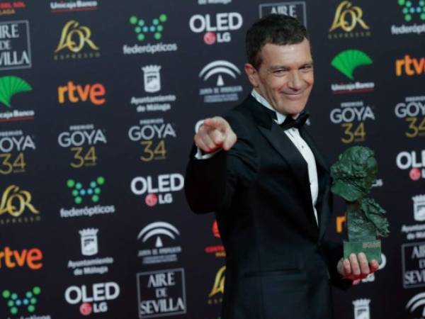 Antonio Banderas posa tras ganar el premio Goya al mejor actor protagonista por su trabajo en 'Dolor y gloria', la madrugada del domingo 26 de enero del 2020 en Málaga, España.