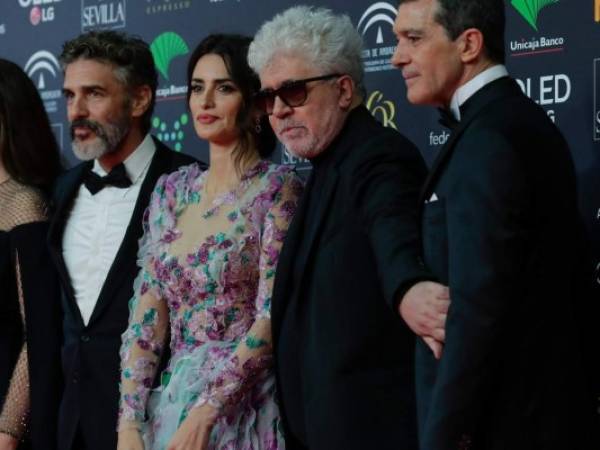 De izquierda a derecha, el actor Leonardo Sbaraglia, la actriz Penélope Cruz, el director Pedro Almodóvar y el actor Antonio Banderas posan al llegar a la ceremonia de los premios Goya el sábado 25 de enero del 2020 en Málaga, España.