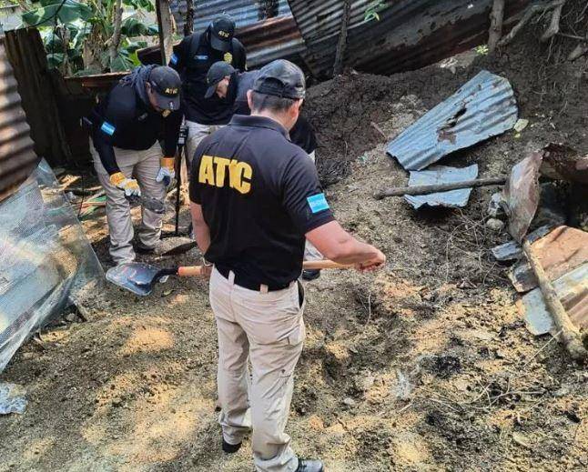 Hallan dos osamentas más en cementerio clandestino en Lomas del Carmen