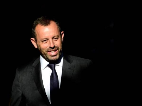 Esta foto de archivo tomada el 22 de julio de 2014 muestra el ex presidente del club de fútbol Barcelona Sandro Rosell llegando a la Corte Nacional de Madrid. Sandro Rosell fue arrestado.