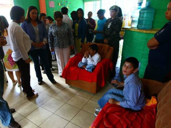 García de Hernández visitó a las 35 niñas y niños de la casa hogar.