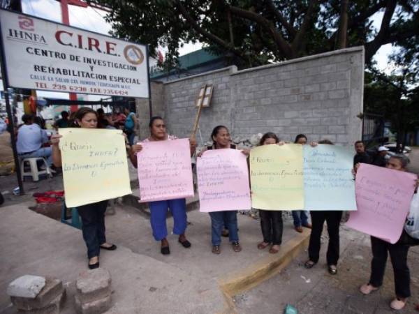 Tras el anuncio de liquidación del Ihnfa, algunos empleados se mantuvieron en protesta. Las autoridades anuncian que sus prestaciones laborales serán respetadas.