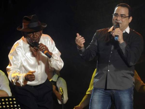 El músico dominicano Joseíto Mateo, izquierda, y el músico puertorriqueño Gilberto Santa Rosa durante una presentación en el Latin Music Festival en Santo Domingo, República Dominicana, e una fotografía de archivo del 29 de agosto de 2010.