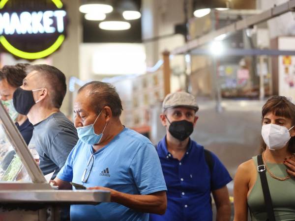 En la mayoría de estados es obligatorio el uso de mascarillas dentro recintos cerrados.