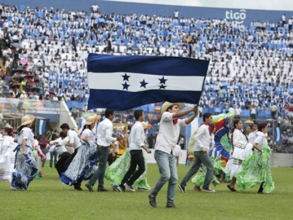 Los jóvenes de la Iglesia de Jesucristo de los Santos de los Ultimos Días no solo dejaron de manifiesto su talento cultural, sino también su patriotismo.