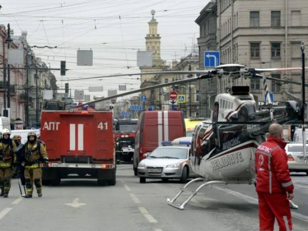 El personal de los servicios de emergencia y los vehículos se ven en la entrada a la estación de metro del Instituto Tecnológico en San Petersburgo (Foto: Agencia AFP)