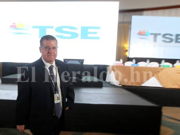 Presidente del Tribunal Supremo Electoral (TSE), David Matamoros Batson, durante el sorteo de papeletas electorales. Foto: Jonny Magallanes/ EL HERALDO