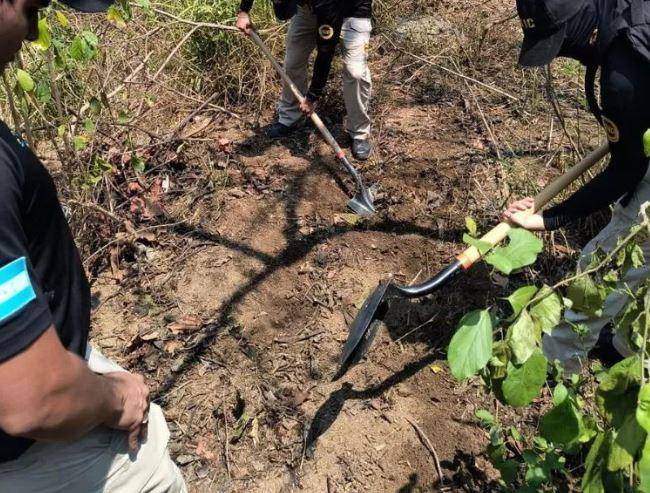 Hallan dos osamentas más en cementerio clandestino en Lomas del Carmen