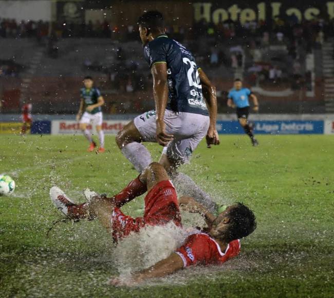 A oscuras y bajo la lluvia: los sinsabores que dejó el Vida vs. Marathón