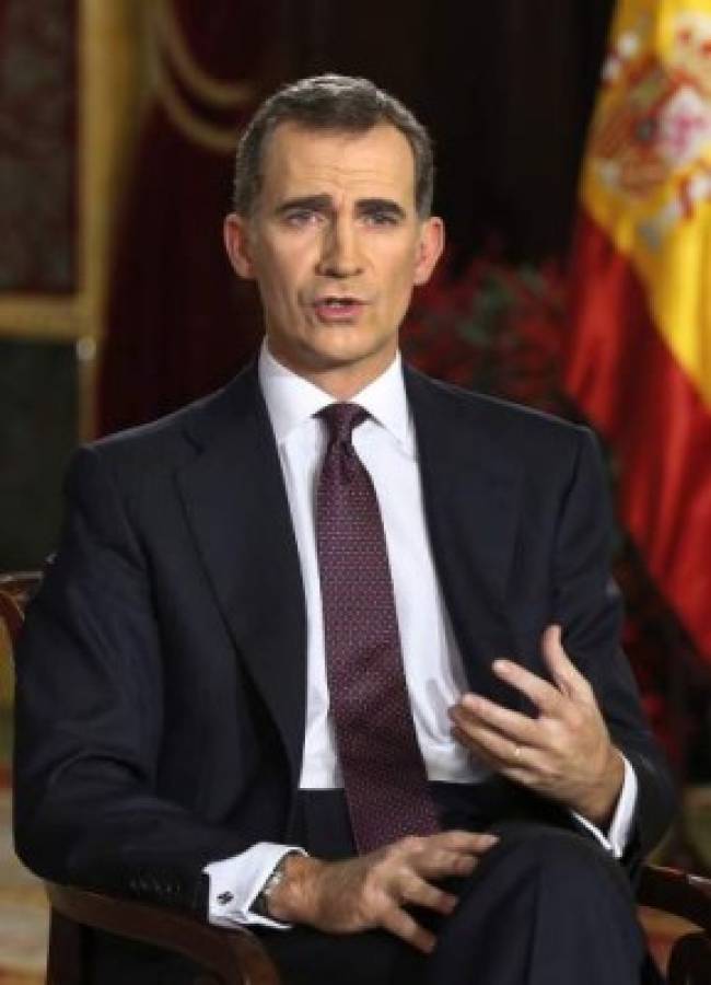 A handout photo received from EFE shows Spanish King Felipe VI delivering his Christmas Eve message at the Royal Palace in Madrid on December 24, 2015. Spain's King Felipe VI appealed for dialogue and unity in his annual Christmas Eve messge today after an inconclusive weekend general election that plunged the country into political uncertainty. AFP PHOTO / POOL / ANGEL DIAZRESTRICTED TO EDITORIAL USE - MANDATORY CREDIT 'AFP PHOTO / POOL / ANGEL DIAZ' - MANDATORY USE WITH AFP STORY