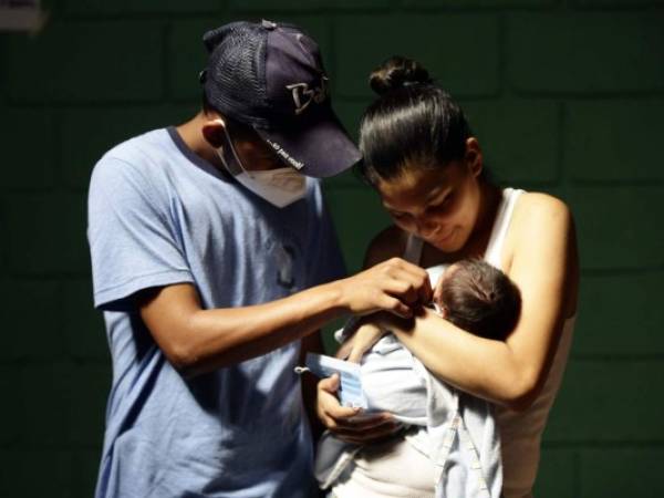 Los jóvenes padres, en medio de la adversidad, están muy contentos de estar juntos y seguros aún en medio de cuatro paredes de una aula. Fotos: Emilio Flores/EL HERALDO.