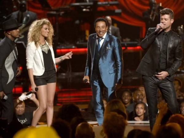 Ne-Yo, from left, Tori Kelly, Smokey Robinson, and Robin Thicke perform at the BET Awards at the Microsoft Theater on Sunday, June 28, 2015, in Los Angeles. (Photo by Chris Pizzello/Invision/AP)