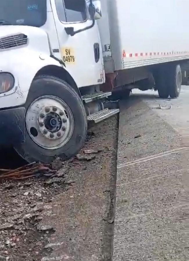 Accidente en Macuelizo deja cuatro heridos, tras choque entre busito y camión