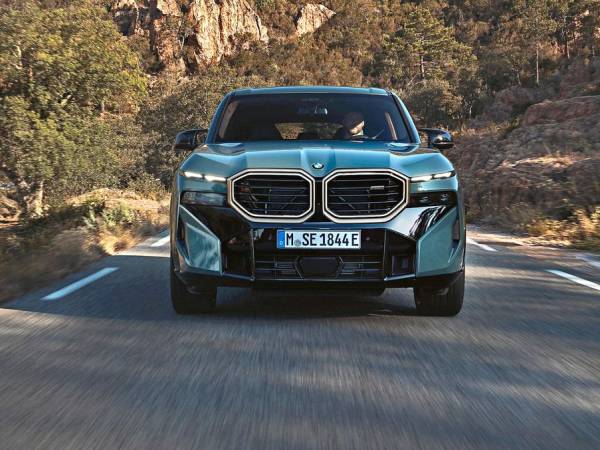 El auto de BMW cuenta con una transmisión automática de ocho velocidades.