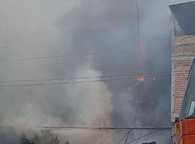 Las imágenes del incendio que consumió tres viviendas en colonia El Progreso