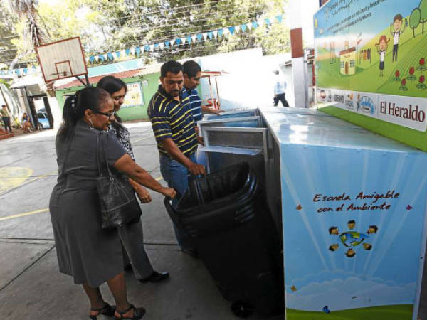 La comisión evaluadora integrada por expertos del PNUD, la SERNA y la Alcaldia visitaron las cinco escuelas para medir sus conocimientos.