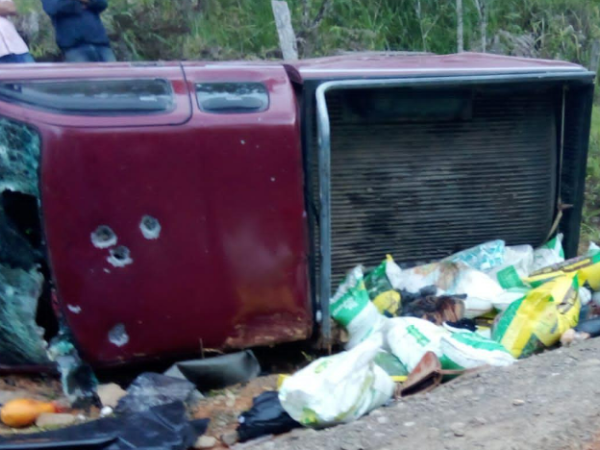 El vehículo presentaba varias perforaciones de armas de fuego.