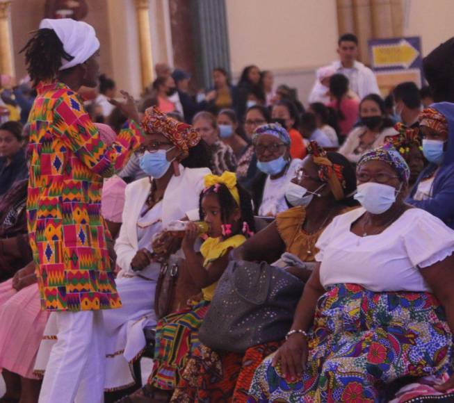 Con tambores y cantos, así se celebró la misa garífuna en honor a la Virgen de Suyapa