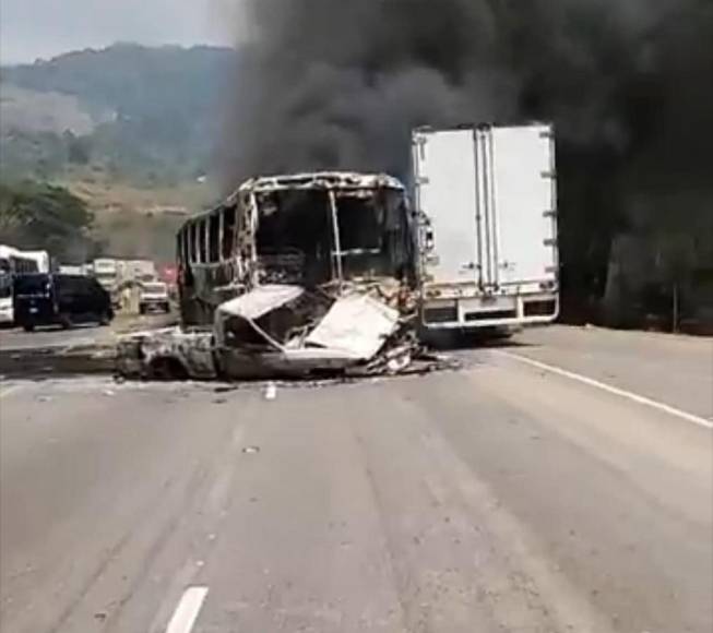 Impactantes imágenes del choque e incendio entre bus y pick up en Taulabé