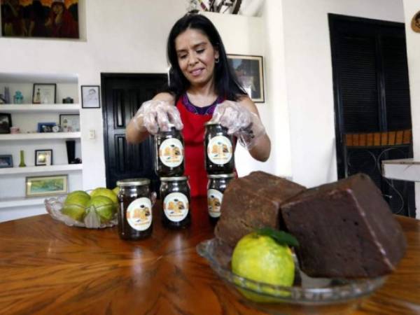 Las jaleas que preparaba su abuela son su motor para crear “Azahares”, su pequeño negocio.