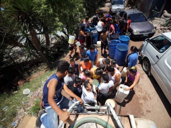 La capital enfrenta este año la peor crisis de agua registrada en la última década. Sectores completos son abastecidos con cisternas. Foto: Jphny magallanes/El HERALDO