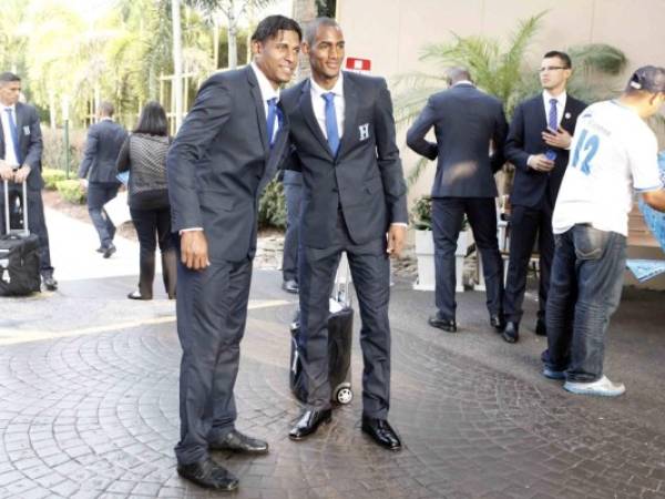 Carlo Costly y Jerry Bengston posan para las cámaras antes de viajar de Miami a Brasil.