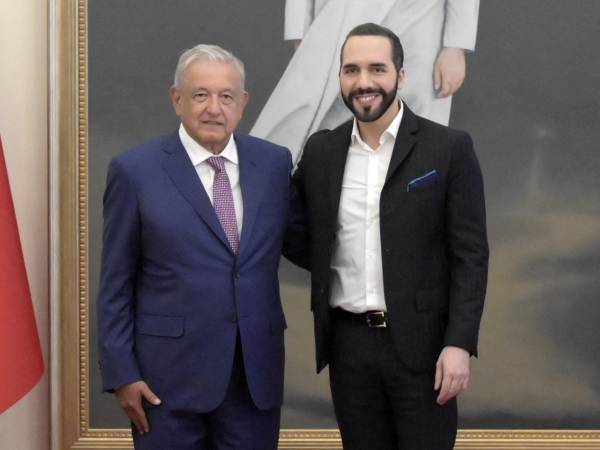 El presidente mexicano Andrés Manuel López Obrador junto a Nayib Bukele en su visita El Salvador.