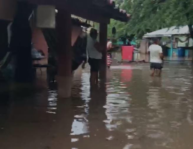 “Con el agua a la rodilla”, pobladores de El Cubulero, Valle, afectados por inundaciones