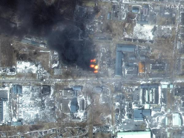 Los bombardeos rusos destrozaron el sábado el aeropuerto de Vasylkiv, a unos 40 km al sur de Kiev, según el alcalde de esa ciudad.