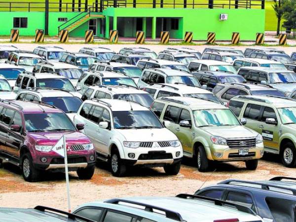 Los 133 vehículos de lujo se encuentran estacionados en el campo de parada Marte, carretera que conduce a los batallones.