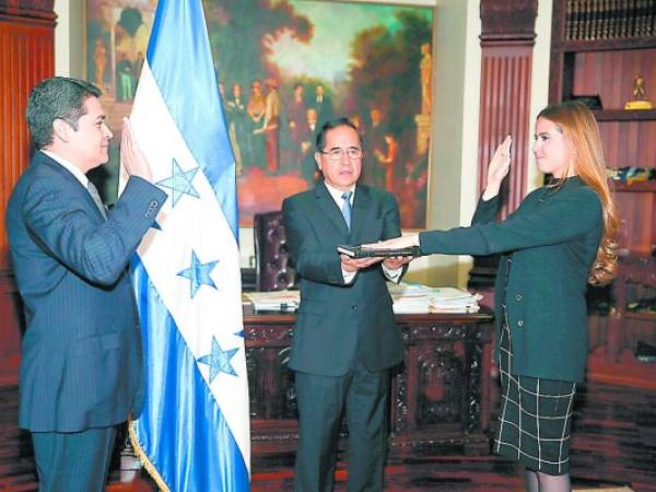 Juan Orlando Hernández, Rigoberto Chang y María Matamoros durante la juramentación en Casa Presidencial.