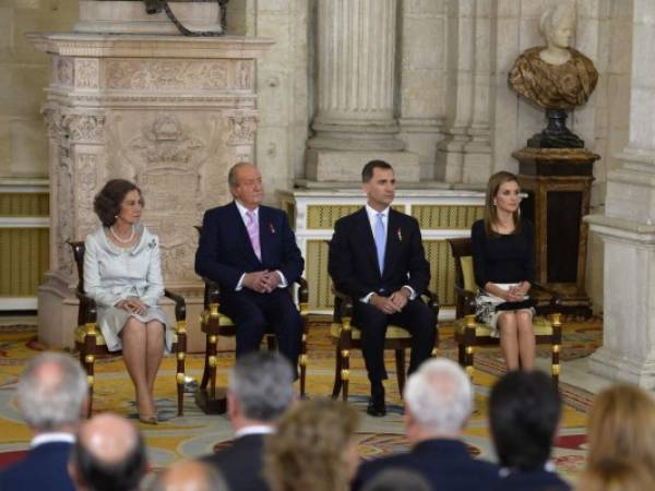 Doña Sofía, Don Juan Carlos, Felipe y Letizia durante la abdicación del rey