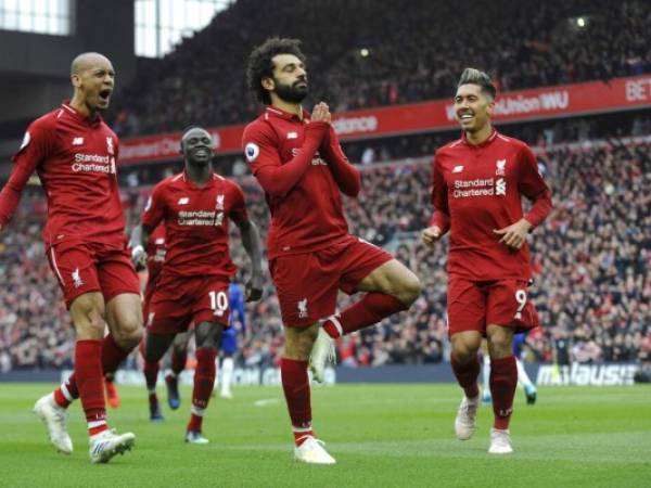 El egipcio Mohamed Salah (centro), de Liverpool, festeja con sus compañeros tras anotar el segundo gol de su equipo ante Chelsea, el domingo 14 de abril de 2019 (AP Foto/Rui Vieira)