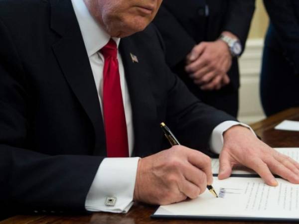 En su primera semana en la Casa Blanca Trump ha firmado varios decretos causando conmoción en el mundo (Foto: AFP/ El Heraldo Honduras/ Noticias de Honduras)