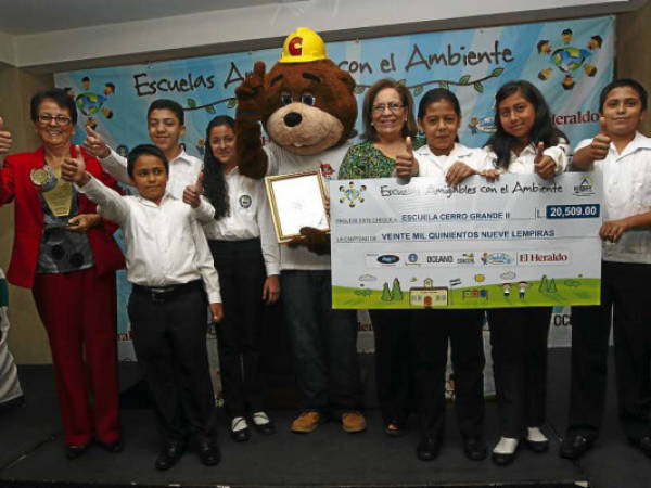 El club ecológico de la escuela Cerro Grande II, en compañía de sus directores y maestros, recibió la máxima presea del certamen Escuela más Amigable con el Ambiente.