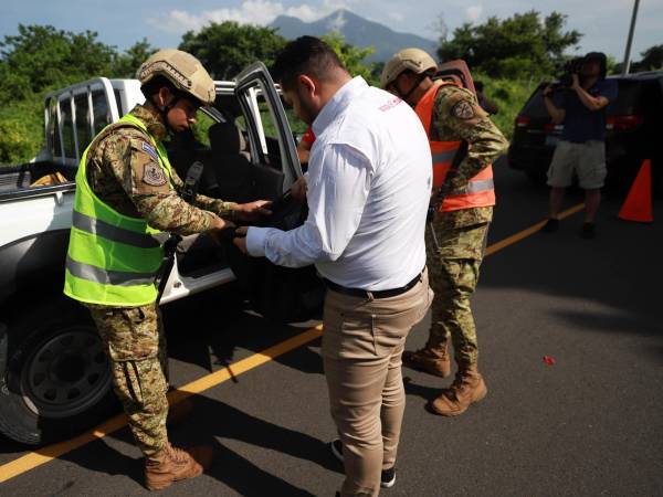 Elementos de las Fuerzas Armadas de El Salvador registran en un anillo de seguridad a los periodistas de la Unidad Investigativa de EL HERALDO Plus.