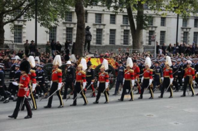 Soldado que custodió el ataúd de la reina Isabel fue hallado muerto ¿Qué sucedió?