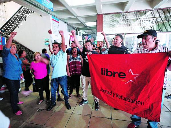 Los colectivos de Libre permanecen al interior de los centros de salud y niegan que se brinden los servicios a los pacientes. Por ahora Salud ha callado con respecto a la situación que mantiene en zozobra a los pacientes y al personal de la RMS debido a las protestas.